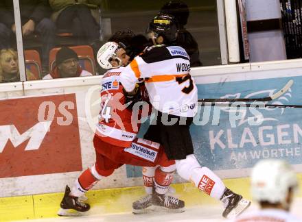 EBEL. Eishockey Bundesliga. KAC gegen 	Moser Medical Graz99ers. Steven Strong,  (KAC), Daniel Woger (Graz). Klagenfurt, am 6.1.2017.
Foto: Kuess

---
pressefotos, pressefotografie, kuess, qs, qspictures, sport, bild, bilder, bilddatenbank