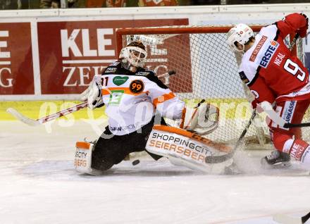 EBEL. Eishockey Bundesliga. KAC gegen 	Moser Medical Graz99ers. Matthew Neal,  (KAC), Sebastian Dahm (Graz). Klagenfurt, am 6.1.2017.
Foto: Kuess

---
pressefotos, pressefotografie, kuess, qs, qspictures, sport, bild, bilder, bilddatenbank