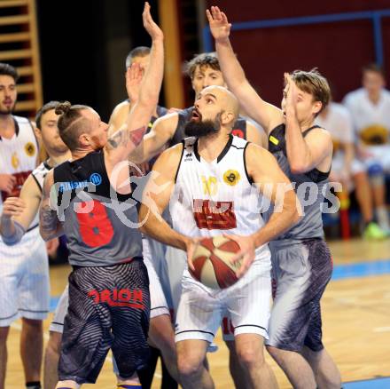 Basketball 2. Bundesliga. GD 12. Runde. Woerthersee Piraten gegen Raiders Villach. Joachim Buggelsheim, (Piraten),  Nino Gross, Timi Huber  (Raiders). Klagenfurt, am 7.1.2017.
Foto: Kuess
---
pressefotos, pressefotografie, kuess, qs, qspictures, sport, bild, bilder, bilddatenbank