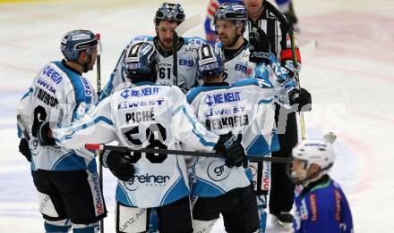 EBEL. Eishockey Bundesliga. VSV gegen	EHC Liwest Black Wings Linz.  Torjubel Patrick Spannring, Rick Schofield, Jonathan D Aversa, Sebastien Piche, Daniel Oberkofler (Linz). Villach, am 11.1.2017.
Foto: Kuess

---
pressefotos, pressefotografie, kuess, qs, qspictures, sport, bild, bilder, bilddatenbank