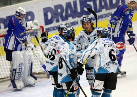 EBEL. Eishockey Bundesliga. VSV gegen	EHC Liwest Black Wings Linz.  Torjubel Dan DaSilva, Rob Hisey, Sebastien Piche, Brian Lebler, Jonathan D Aversa (Linz). Villach, am 11.1.2017.
Foto: Kuess

---
pressefotos, pressefotografie, kuess, qs, qspictures, sport, bild, bilder, bilddatenbank