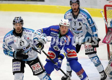 EBEL. Eishockey Bundesliga. VSV gegen	EHC Liwest Black Wings Linz.  Jan Urbas,  (VSV), Rick Schofield, Brett Palin (Linz). Villach, am 11.1.2017.
Foto: Kuess

---
pressefotos, pressefotografie, kuess, qs, qspictures, sport, bild, bilder, bilddatenbank