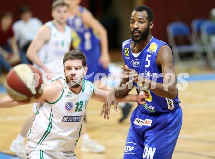 Basketball. OEBV Cup. KOS Celovec gegen Swans Gmunden. Christian Erschen, (KOS Celovec), Austin Steed  (Gmunden). Klagenfurt, am 20.1.2017.
Foto: Kuess
---
pressefotos, pressefotografie, kuess, qs, qspictures, sport, bild, bilder, bilddatenbank