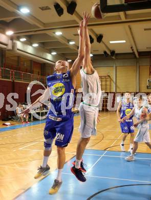 Basketball. OEBV Cup. KOS Celovec gegen Swans Gmunden. Jakob Strazar,  (KOS Celovec), Povilas Gaidys (Gmunden). Klagenfurt, am 20.1.2017.
Foto: Kuess
---
pressefotos, pressefotografie, kuess, qs, qspictures, sport, bild, bilder, bilddatenbank