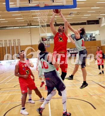 Basketball. OEBV Cup. Raiders Villach gegen WBC Wels. Simon Finzgar,  (Villach), Ales Chan (Wels). Villach, am 21.1.2017.
Foto: Kuess
---
pressefotos, pressefotografie, kuess, qs, qspictures, sport, bild, bilder, bilddatenbank