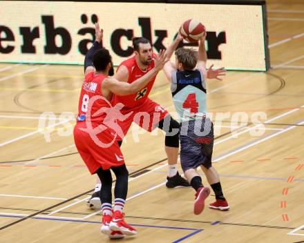 Basketball. OEBV Cup. Raiders Villach gegen WBC Wels. Timi Huber, (Villach), Kevin Payton, Ales Chan  (Wels). Villach, am 21.1.2017.
Foto: Kuess
---
pressefotos, pressefotografie, kuess, qs, qspictures, sport, bild, bilder, bilddatenbank