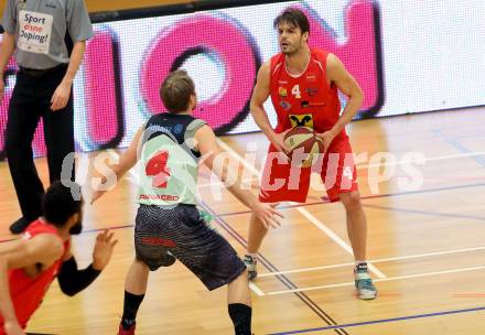 Basketball. OEBV Cup. Raiders Villach gegen WBC Wels. Timi Huber, (Villach), Thomas Csebits  (Wels). Villach, am 21.1.2017.
Foto: Kuess
---
pressefotos, pressefotografie, kuess, qs, qspictures, sport, bild, bilder, bilddatenbank