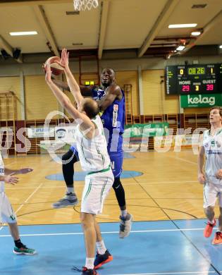 Basketball. OEBV Cup. KOS Celovec gegen Swans Gmunden. Jakob Strazar,  (KOS Celovec), Michael Ojo (Gmunden). Klagenfurt, am 20.1.2017.
Foto: Kuess
---
pressefotos, pressefotografie, kuess, qs, qspictures, sport, bild, bilder, bilddatenbank