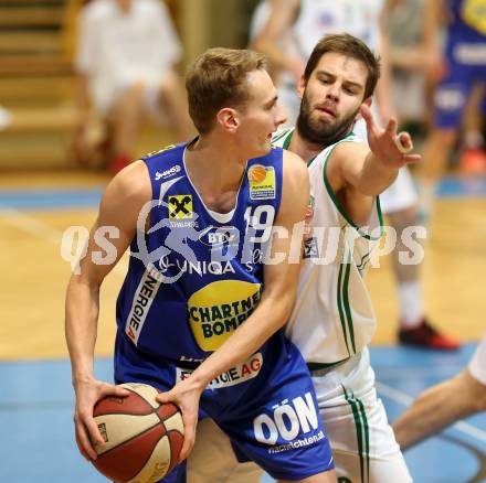 Basketball. OEBV Cup. KOS Celovec gegen Swans Gmunden. Christian Erschen, (KOS Celovec), Simon Kasparet  (Gmunden). Klagenfurt, am 20.1.2017.
Foto: Kuess
---
pressefotos, pressefotografie, kuess, qs, qspictures, sport, bild, bilder, bilddatenbank