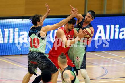 Basketball. OEBV Cup. Raiders Villach gegen WBC Wels. Simon Finzgar, Marko Kolaric, (Villach), Davor Lamesic (Wels). Villach, am 21.1.2017.
Foto: Kuess
---
pressefotos, pressefotografie, kuess, qs, qspictures, sport, bild, bilder, bilddatenbank