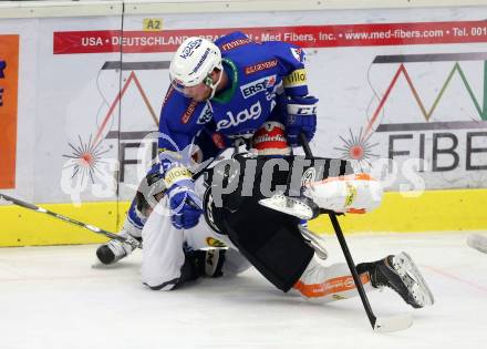 EBEL. Eishockey Bundesliga. VSV gegen	Dornbirner Eishockey Club. Markus Schlacher,  (VSV), James Livingston (Dornbirn). Villach, am 27.1.2017.
Foto: Kuess

---
pressefotos, pressefotografie, kuess, qs, qspictures, sport, bild, bilder, bilddatenbank