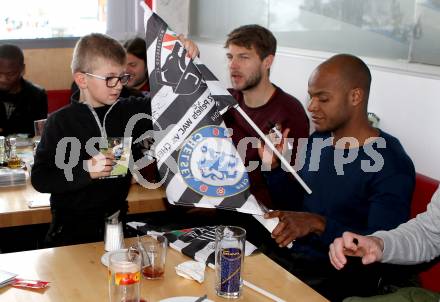 Fussball Bundesliga. RZ Pellets WAC. Autogrammstunde. Silvio Carlos De Oliveira, Boris Huettenbrenner. Koralpe, am 9.2.2016.
Foto: Kuess
---
pressefotos, pressefotografie, kuess, qs, qspictures, sport, bild, bilder, bilddatenbank