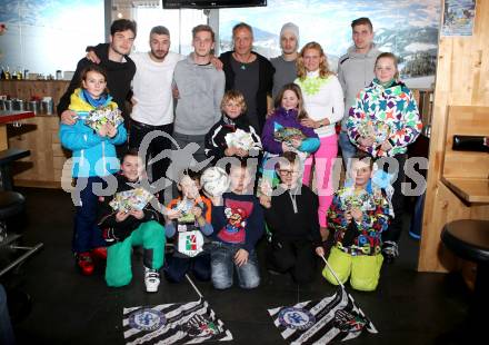 Fussball Bundesliga. RZ Pellets WAC. Autogrammstunde. Roland Putsche, Ibrahim Bingoel, Trainer Heimo Pfeifenberger, Michael Berger, Waltraud Riegler, Tadej Trdina, . Koralpe, am 9.2.2016.
Foto: Kuess
---
pressefotos, pressefotografie, kuess, qs, qspictures, sport, bild, bilder, bilddatenbank