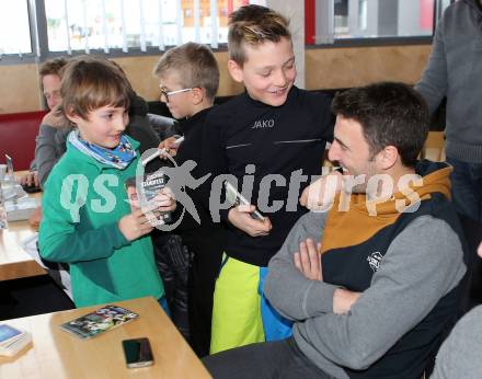 Fussball Bundesliga. RZ Pellets WAC. Autogrammstunde. Joachim Standfest. Koralpe, am 9.2.2016.
Foto: Kuess
---
pressefotos, pressefotografie, kuess, qs, qspictures, sport, bild, bilder, bilddatenbank