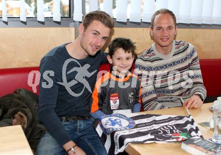 Fussball Bundesliga. RZ Pellets WAC. Autogrammstunde. Michael Sollbauer, Alexander Kofler. Koralpe, am 9.2.2016.
Foto: Kuess
---
pressefotos, pressefotografie, kuess, qs, qspictures, sport, bild, bilder, bilddatenbank