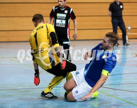 Futsal. 1. Bundesliga. FUTSAL Klagenfurt gegen Polonia FC. Boris Tomic,  (FUTSAL Klagenfurt), Manuel Lapacek (Polonia). Viktring, am 10.11.2016.
Foto: Kuess
---
pressefotos, pressefotografie, kuess, qs, qspictures, sport, bild, bilder, bilddatenbank