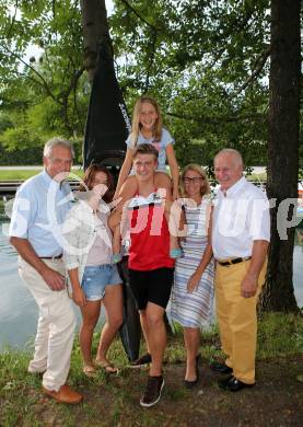 Wildwassersport. Kajak, Kanu. Kurt Steiner, Schwester Antonia, Felix Oschmautz, Schwester Emma, Mutter Sigrid, Helmar Steindl. Klagenfurt, am 18.7.2016.
Foto: Kuess
---
pressefotos, pressefotografie, kuess, qs, qspictures, sport, bild, bilder, bilddatenbank