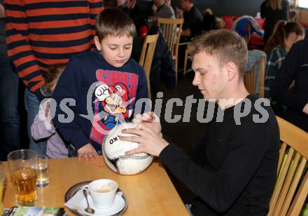 Fussball Bundesliga. RZ Pellets WAC. Autogrammstunde. Christoph Rabitsch. Koralpe, am 9.2.2016.
Foto: Kuess
---
pressefotos, pressefotografie, kuess, qs, qspictures, sport, bild, bilder, bilddatenbank