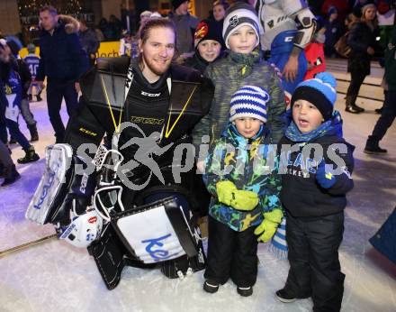 EBEL. Eishockey Bundesliga. Showtraining VSV.  Rene Swette, Fans. Villach, am 10.2.2017.
Foto: Kuess

---
pressefotos, pressefotografie, kuess, qs, qspictures, sport, bild, bilder, bilddatenbank