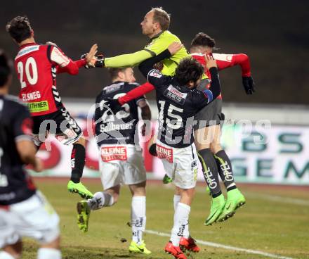 Fussball Bundesliga. RZ Pellets WAC gegen SV Guntamatic Ried. Alexander Kofler, Nemanja Rnic (WAC), Dieter Elsneg  (Ried). Wolfsberg, am 11.2.2017.
Foto: Kuess

---
pressefotos, pressefotografie, kuess, qs, qspictures, sport, bild, bilder, bilddatenbank