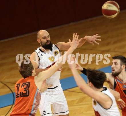 Basketball 2. Bundesliga. GD 16. Runde. Woerthersee Piraten gegen Basket2000 Vienna. Buggelsheim Joachim (Piraten), Georg Gentner  (Vienna). Klagenfurt, am 11.2.2017.
Foto: Kuess
---
pressefotos, pressefotografie, kuess, qs, qspictures, sport, bild, bilder, bilddatenbank