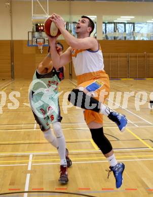 Basketball 2. Bundesliga. GD18. Runde. Raiders Villach gegen BBU Salzburg.   Marko Kolaric,  (Villach), Marko Rakocsevity (Salzburg). Villach, am 26.2.2017.
Foto: Kuess
---
pressefotos, pressefotografie, kuess, qs, qspictures, sport, bild, bilder, bilddatenbank