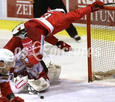 EBEL. Eishockey Bundesliga. KAC gegen 	HC Orli Znojmo. Ziga Pance, (KAC),   Marek Schwarz (Znojmo). Klagenfurt, am 3.3.2017.
Foto: Kuess

---
pressefotos, pressefotografie, kuess, qs, qspictures, sport, bild, bilder, bilddatenbank