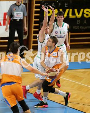 Basketball 2. Bundesliga. GD 21. Runde. KOS Celovec gegen BBU Salzburg.  Ziga Erculj,  (KOS Celovec), Georg Lampl (Salzburg). Klagenfurt, am 18.3.2017.
Foto: Kuess
---
pressefotos, pressefotografie, kuess, qs, qspictures, sport, bild, bilder, bilddatenbank