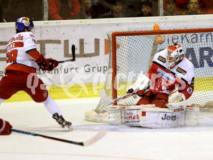 EBEL. Eishockey Bundesliga. KAC gegen 	EC Red Bull Salzburg. David Madlehner,  (KAC),  Lukas Kainz (Salzburg). Klagenfurt, am 17.3.2017.
Foto: Kuess

---
pressefotos, pressefotografie, kuess, qs, qspictures, sport, bild, bilder, bilddatenbank