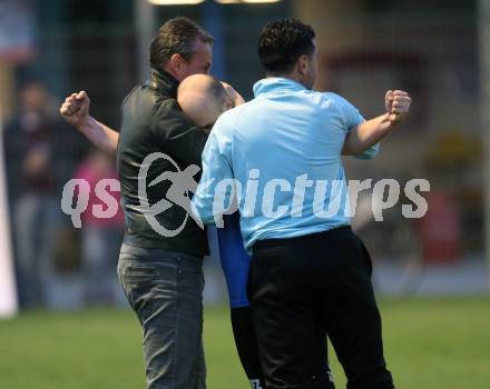 Fussball Kaerntner Liga. SAK gegen ASV. Torjubel Daniel Barrazutti, Trainer Dietmar Thuller, Almedin Hota (ASV). Klagenfurt, am 24.3.2017.
Foto: Kuess
---
pressefotos, pressefotografie, kuess, qs, qspictures, sport, bild, bilder, bilddatenbank