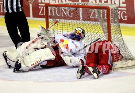 EBEL. Eishockey Bundesliga. KAC gegen 	EC Red Bull Salzburg. Patrick Harand,  (KAC), Bernhard Starkbaum  (Salzburg). Klagenfurt, am 26.3.2017.
Foto: Kuess

---
pressefotos, pressefotografie, kuess, qs, qspictures, sport, bild, bilder, bilddatenbank