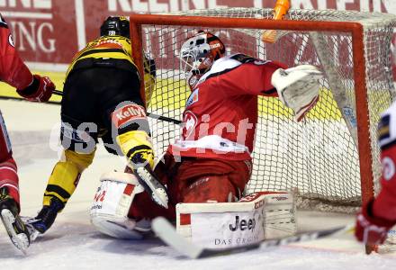 EBEL. Eishockey Bundesliga. KAC gegen 	UPC Vienna Capitals. David Madlener  (KAC),   Riley Holzapfel (Vienna Capitals). Klagenfurt, am 2.4.2017.
Foto: Kuess

---
pressefotos, pressefotografie, kuess, qs, qspictures, sport, bild, bilder, bilddatenbank