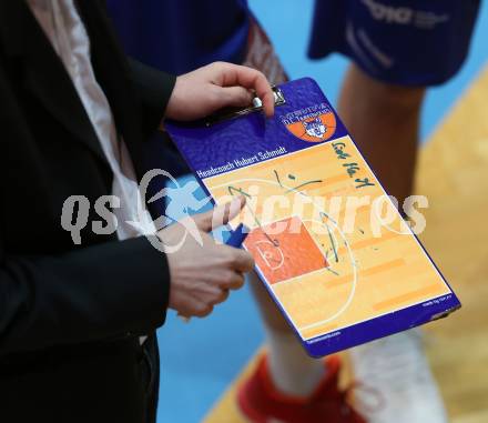 Basketball 2. Bundesliga. GD 22. Runde. Woerthersee Piraten gegen Timberwolves. Trainertafel  Hubert Schmidt (Timberwolves). Klagenfurt, am 1.4.2017.
Foto: Kuess
---
pressefotos, pressefotografie, kuess, qs, qspictures, sport, bild, bilder, bilddatenbank