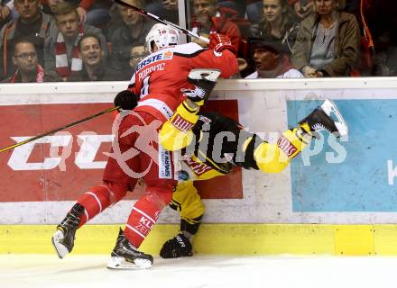 EBEL. Eishockey Bundesliga. KAC gegen 	UPC Vienna Capitals. Mark Popovic  (KAC),  Rafael Rotter (Vienna Capitals). Klagenfurt, am 2.4.2017.
Foto: Kuess

---
pressefotos, pressefotografie, kuess, qs, qspictures, sport, bild, bilder, bilddatenbank