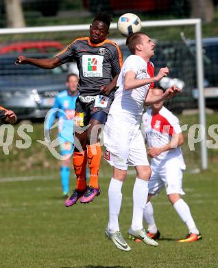 Fussball Kaerntner Liga. Maria Saal  gegen WAC Amateure. Mario Daniel Gugganig,  (Maria Saal), Zakaria Sanogo (WAC). Klagenfurt, am 1.4.2017.
Foto: Kuess
---
pressefotos, pressefotografie, kuess, qs, qspictures, sport, bild, bilder, bilddatenbank