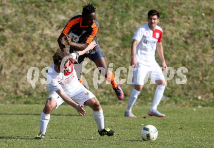 Fussball Kaerntner Liga. Maria Saal  gegen WAC Amateure. Roland Krenn (Maria Saal), Zakaria Sanogo (WAC). Klagenfurt, am 1.4.2017.
Foto: Kuess
---
pressefotos, pressefotografie, kuess, qs, qspictures, sport, bild, bilder, bilddatenbank