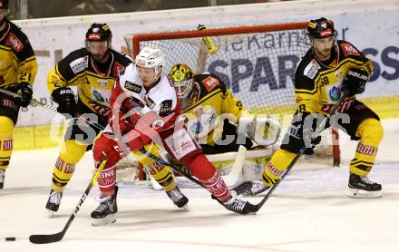 EBEL. Eishockey Bundesliga. KAC gegen 	UPC Vienna Capitals. Patrick Harand (KAC),  Aaron Brocklehurst, Kelsey Tessier, Ryan McKiernan (Vienna Capitals). Klagenfurt, am 2.4.2017.
Foto: Kuess

---
pressefotos, pressefotografie, kuess, qs, qspictures, sport, bild, bilder, bilddatenbank