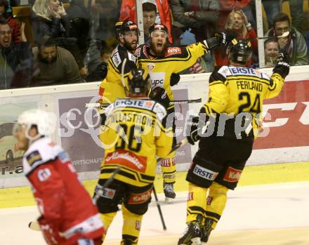 EBEL. Eishockey Bundesliga. KAC gegen 	UPC Vienna Capitals. Torjubel Riley Holzapfel, Kelsey Tessier, Jonathan Ferland , Jerry Pollastrone , (Vienna Capitals). Klagenfurt, am 2.4.2017.
Foto: Kuess

---
pressefotos, pressefotografie, kuess, qs, qspictures, sport, bild, bilder, bilddatenbank