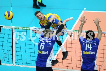 AVL. DenizBank AG Volley League Men. Finale. SK Posojilnica Aich/Dob gegen Hypo Tirol VT. Peter Mlynarcik (Aich Dob), Renee Teppan, Douglas Duarte Da Silva  (Tirol). Bleiburg, am 6.4.2017.
Foto: Kuess
---
pressefotos, pressefotografie, kuess, qs, qspictures, sport, bild, bilder, bilddatenbank