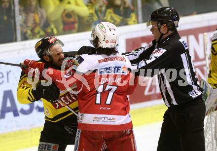 EBEL. Eishockey Bundesliga. KAC gegen 	UPC Vienna Capitals. Manuel Ganahl,  (KAC),  Aaron Brocklehurst (Vienna Capitals). Klagenfurt, am 7.4.2017.
Foto: Kuess

---
pressefotos, pressefotografie, kuess, qs, qspictures, sport, bild, bilder, bilddatenbank