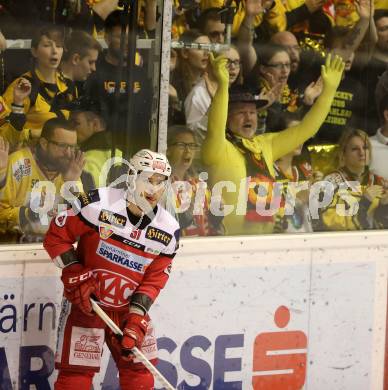 EBEL. Eishockey Bundesliga. KAC gegen 	UPC Vienna Capitals. Kevin Kapstad,  (KAC), Fans  (Vienna Capitals). Klagenfurt, am 7.4.2017.
Foto: Kuess

---
pressefotos, pressefotografie, kuess, qs, qspictures, sport, bild, bilder, bilddatenbank