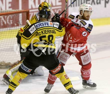 EBEL. Eishockey Bundesliga. KAC gegen 	UPC Vienna Capitals. Matthew Neal,  (KAC), Ryan Connor McKiernan  (Vienna Capitals). Klagenfurt, am 7.4.2017.
Foto: Kuess

---
pressefotos, pressefotografie, kuess, qs, qspictures, sport, bild, bilder, bilddatenbank