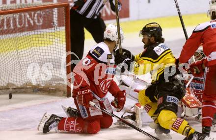 EBEL. Eishockey Bundesliga. KAC gegen 	UPC Vienna Capitals. Mark Popovic,  (KAC),  Rafael Rotter (Vienna Capitals). Klagenfurt, am 7.4.2017.
Foto: Kuess

---
pressefotos, pressefotografie, kuess, qs, qspictures, sport, bild, bilder, bilddatenbank