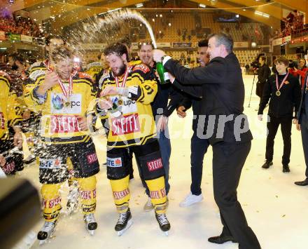 EBEL. Eishockey Bundesliga. KAC gegen 	UPC Vienna Capitals. Meisterjubel    Sascha Bauer, Taylor Vause, Trainer Serge Aubin (Vienna Capitals). Klagenfurt, am 7.4.2017.
Foto: Kuess

---
pressefotos, pressefotografie, kuess, qs, qspictures, sport, bild, bilder, bilddatenbank