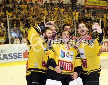 EBEL. Eishockey Bundesliga. KAC gegen 	UPC Vienna Capitals. Meisterjubel  Kelsey Tessier, Jean Philippe Lamoureux, Ryan Connor McKiernan (Vienna Capitals). Klagenfurt, am 7.4.2017.
Foto: Kuess

---
pressefotos, pressefotografie, kuess, qs, qspictures, sport, bild, bilder, bilddatenbank