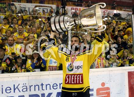 EBEL. Eishockey Bundesliga. KAC gegen 	UPC Vienna Capitals. Meisterjubel   Riley Holzapfel (Vienna Capitals). Klagenfurt, am 7.4.2017.
Foto: Kuess

---
pressefotos, pressefotografie, kuess, qs, qspictures, sport, bild, bilder, bilddatenbank