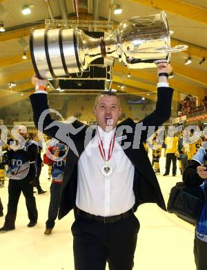 EBEL. Eishockey Bundesliga. KAC gegen 	UPC Vienna Capitals. Meisterjubel   Trainer Serge Aubin (Vienna Capitals). Klagenfurt, am 7.4.2017.
Foto: Kuess

---
pressefotos, pressefotografie, kuess, qs, qspictures, sport, bild, bilder, bilddatenbank