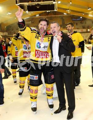 EBEL. Eishockey Bundesliga. KAC gegen 	UPC Vienna Capitals. Meisterjubel   Jonathan Ferland, Trainer Serge Aubin (Vienna Capitals). Klagenfurt, am 7.4.2017.
Foto: Kuess

---
pressefotos, pressefotografie, kuess, qs, qspictures, sport, bild, bilder, bilddatenbank