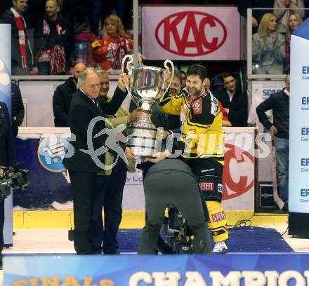 EBEL. Eishockey Bundesliga. KAC gegen 	UPC Vienna Capitals. Jonathan Ferland, Meisterpokal  (Vienna Capitals). Klagenfurt, am 7.4.2017.
Foto: Kuess

---
pressefotos, pressefotografie, kuess, qs, qspictures, sport, bild, bilder, bilddatenbank