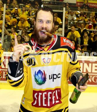 EBEL. Eishockey Bundesliga. KAC gegen 	UPC Vienna Capitals. Meisterjubel   Kelsey Tessier (Vienna Capitals). Klagenfurt, am 7.4.2017.
Foto: Kuess

---
pressefotos, pressefotografie, kuess, qs, qspictures, sport, bild, bilder, bilddatenbank